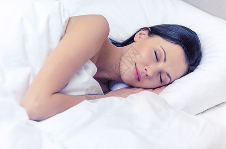 酒店,旅游幸福美丽的女人睡床上图片