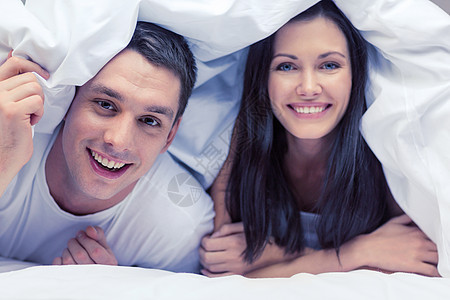 酒店,旅行,关系幸福幸福的夫妇床上图片