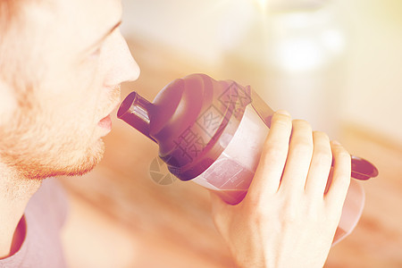 运动,健身,健康的生活方式人们的近距离的人与罐子瓶子饮用蛋白质奶昔图片
