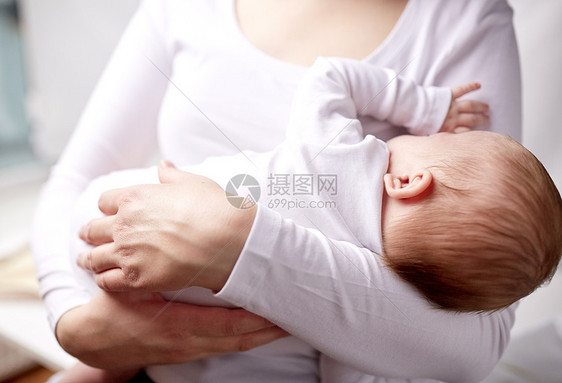 家庭,母亲,养育,人儿童保育的密切母亲抱着新生儿图片