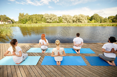 健身,运动,瑜伽健康的生活方式群人河流湖泊泊位上反向祈祷姿势图片