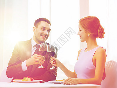 餐厅,夫妇假日微笑夫妇与主菜红酒餐厅背景图片