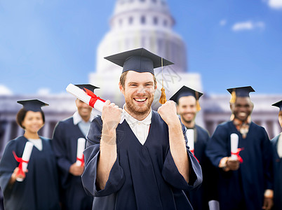教育手势人的群快乐的国际学生穿着灰浆板学士学位礼服,美国白宫背景下庆祝成功毕业图片