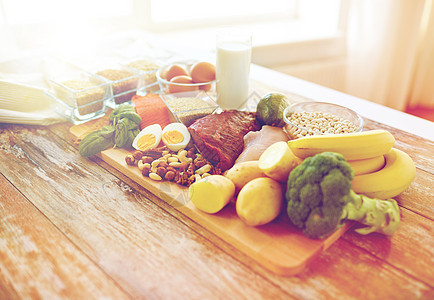 平衡饮食,烹饪,烹饪食物蔬菜,水果肉类木制桌子上图片