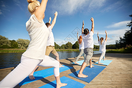 健身,运动,瑜伽健康的生活方式群人河边高弓步新月姿势图片