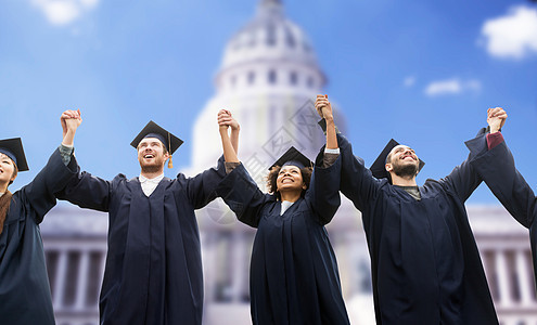 教育,毕业人的群快乐的国际学生迫击炮板学士学位礼服庆祝成功的美国白宫背景图片