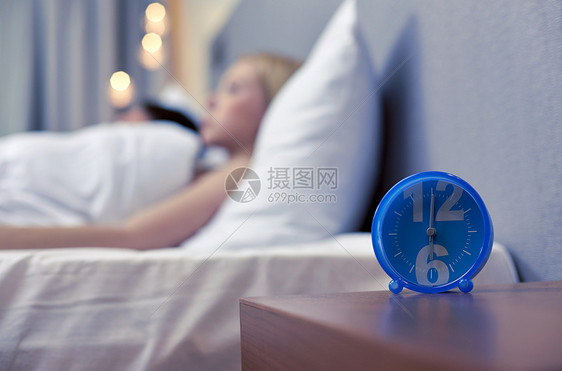 早上,人们的卧室的闹钟图片