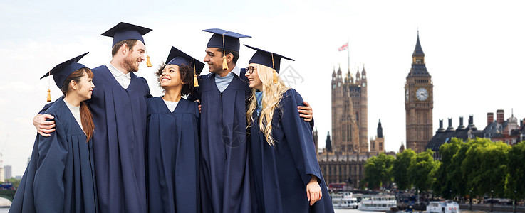 教育,毕业人的群快乐的国际学生迫击炮板学士礼服伦敦城市背景图片