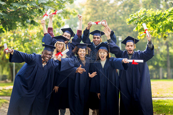 教育,毕业人的群快乐的国际学生迫击炮板学士学位礼服与文凭图片