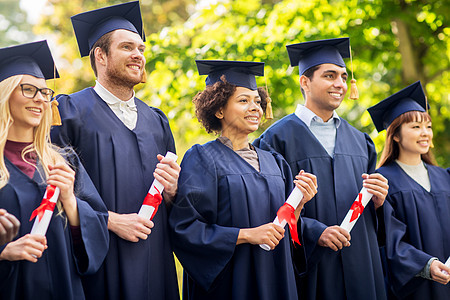 教育,毕业人的群快乐的国际学生迫击炮板学士学位礼服与文凭图片