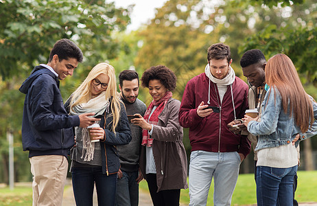 人,友谊,沟通,技术国际群快乐的朋友与智能手机咖啡户外图片