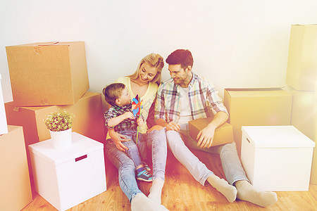 抵押贷款,人,住房房地产幸福的家庭与箱子搬新的家图片
