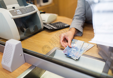人,取款,钱,储蓄金融银行办公室货币兑换处持瑞士法郎现金的办事员图片