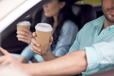 旅行,公路旅行,饮料人的近距离的夫妇驾驶汽车与咖啡杯图片