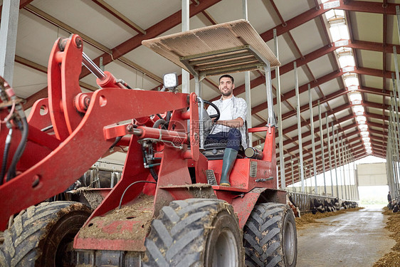 农业,农业人的快乐的轻人农民农场驾驶拖拉机图片