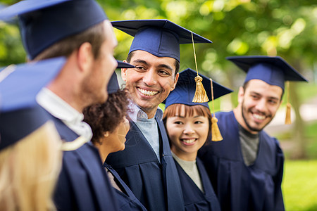 教育,毕业人的群快乐的国际学生砂浆板学士学位礼服户外图片