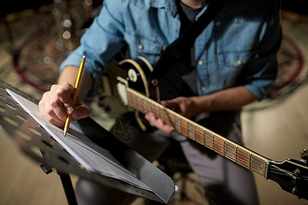 人,艺术娱乐活动男人与吉他写作笔记音乐书工作室图片