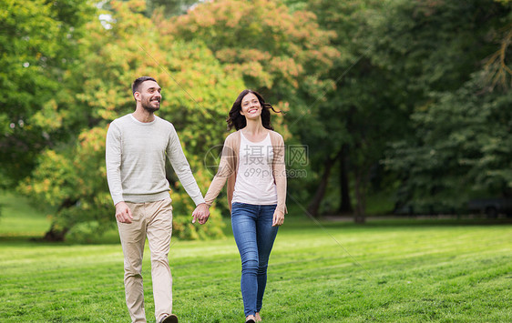 爱,关系,家庭人的快乐的夫妇夏季公园散步图片