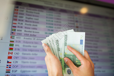 金融货币换人的数字屏上用欧元货币代替汇率图片