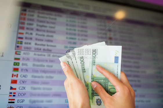 金融货币换人的数字屏上用欧元货币代替汇率图片