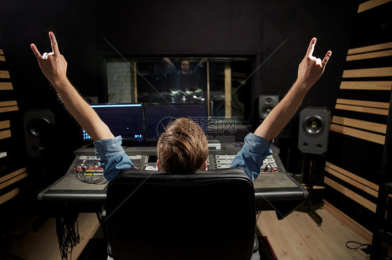 音乐,技术,人设备的快乐的人混合控制台录音棚滚手势图片