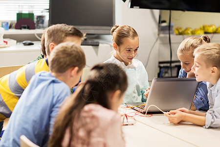 教育,儿童,技术,科学人的群快乐的孩子与笔记本电脑建筑机器人机器人学校课程图片
