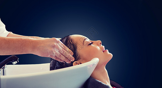 美容院人的快乐的轻女人理发师洗手头发空白的黑色背景美发沙龙快乐的轻女人图片