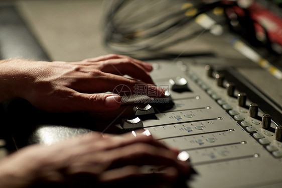 音乐,技术,人设备的手用混合控制台录音室图片