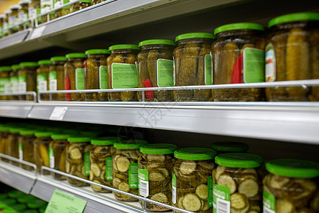 销售购物食品消费主义杂货店超市货架上的泡菜罐图片