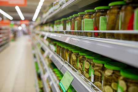 销售购物食品消费主义杂货店超市货架上的泡菜罐图片