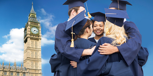 教育,毕业人的群快乐的国际学生迫击炮板学士学位礼服拥抱大本钟楼伦敦城市的背景图片