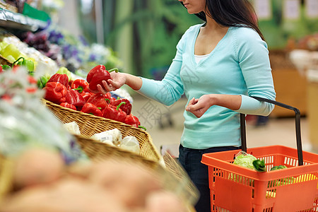 销售,购物,食品,消费主义人的妇女与篮子购买甜椒辣椒杂货店图片