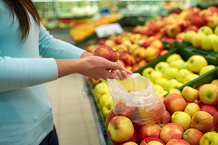 销售,购物,食品,消费主义人的女人带着袋子杂货店买苹果图片