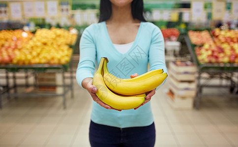 购物,销售,食品,消费主义人们的快乐的女人杂货店吃香蕉图片