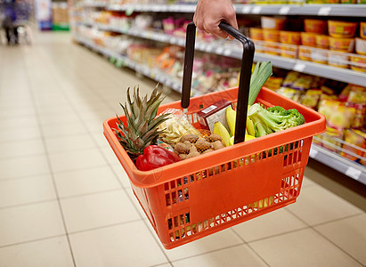 销售,购物,消费主义人的妇女与食品篮杂货店超市图片