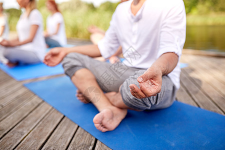 健身,运动,瑜伽健康的生活方式近距离的人冥想河流湖泊泊位上的轻松坐姿图片