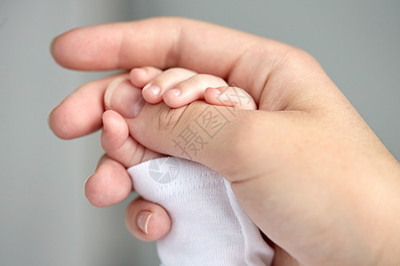 家庭,母亲,养育,人儿童保育的密切母亲新生儿的手背景图片