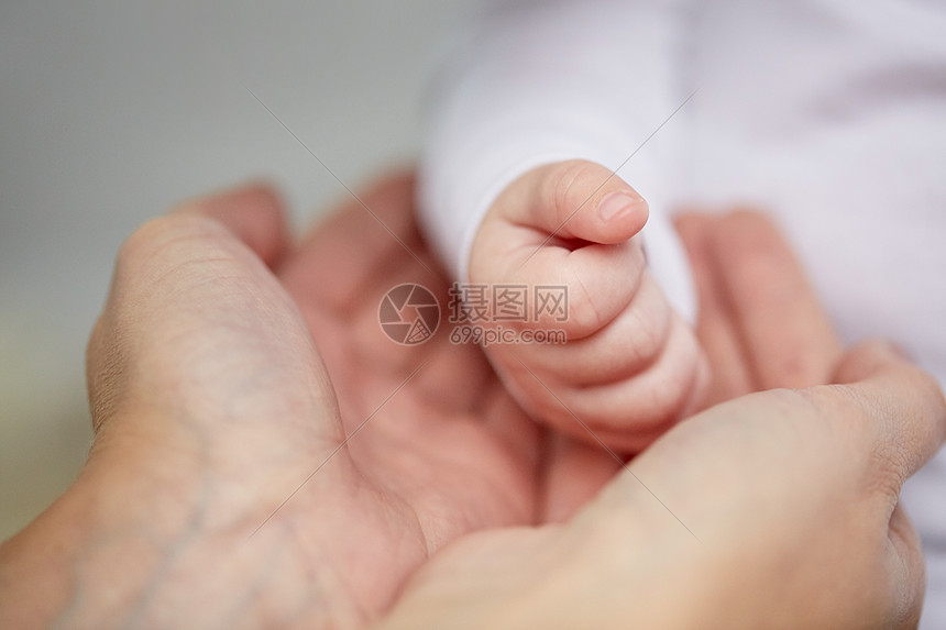 ‘~家庭,母亲,养育,人儿童保育的密切母亲新生儿的手  ~’ 的图片