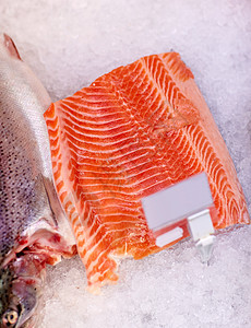 海鲜,销售食品冷冻新鲜鲑鱼鱼片冰杂货店图片