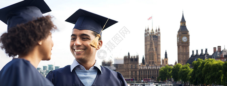 教育,毕业人的快乐的国际学生迫击炮板学士礼服伦敦城市背景图片