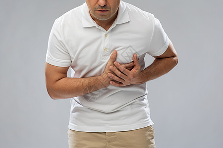 人,医疗保健问题的密切的人患心脏病的灰色背景图片