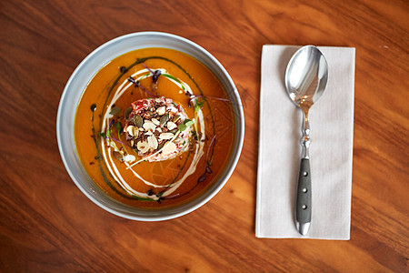 食物,新北欧美食,烹饪烹饪蔬菜南瓜汤与山羊奶酪番茄沙拉与酸奶碗中背景图片