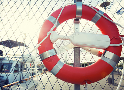 航行,安全生命救援救生圈悬挂码头停泊的船只上的栅栏上图片