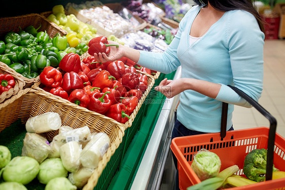 销售,购物,食品,消费主义人的妇女与篮子购买甜椒辣椒杂货店图片