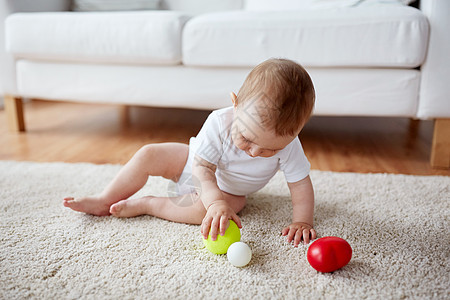 童,童人们的快乐的婴儿家里地板上玩球图片