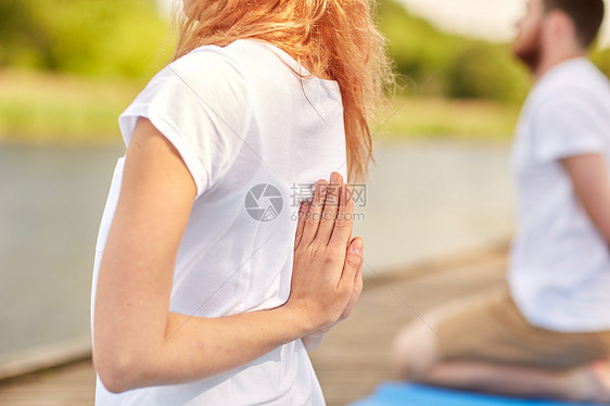 健身,运动,瑜伽健康的生活方式群人河流湖泊泊位上反向祈祷姿势图片