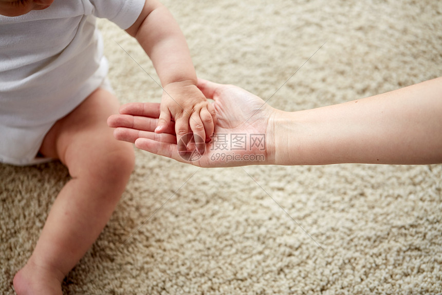 ‘~家庭,慈善人的亲密的小婴儿母亲的手  ~’ 的图片