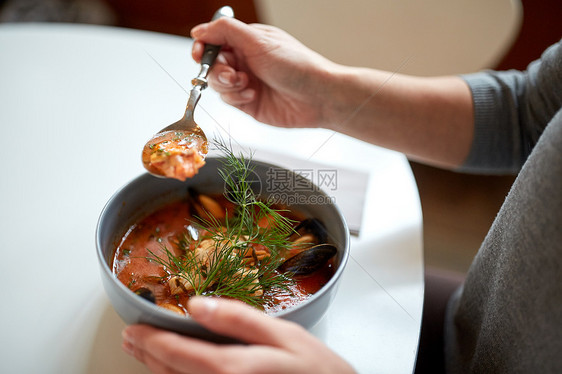 食物,新北欧美食人们的女人吃海鲜汤与鱼蓝色贻贝咖啡馆餐馆图片