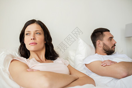 人,关系困难家庭观念幸的夫妇家里的床上发生冲突图片