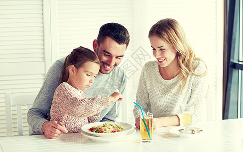 家庭父母食物人的快乐的母亲父亲小女孩餐馆咖啡馆吃意大利图片